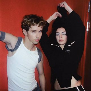 Charli XCX ft Troye Sivan y Father John Misty