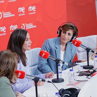 La reina inaugura el servicio 'RNE para todos' en 'Las maanas'