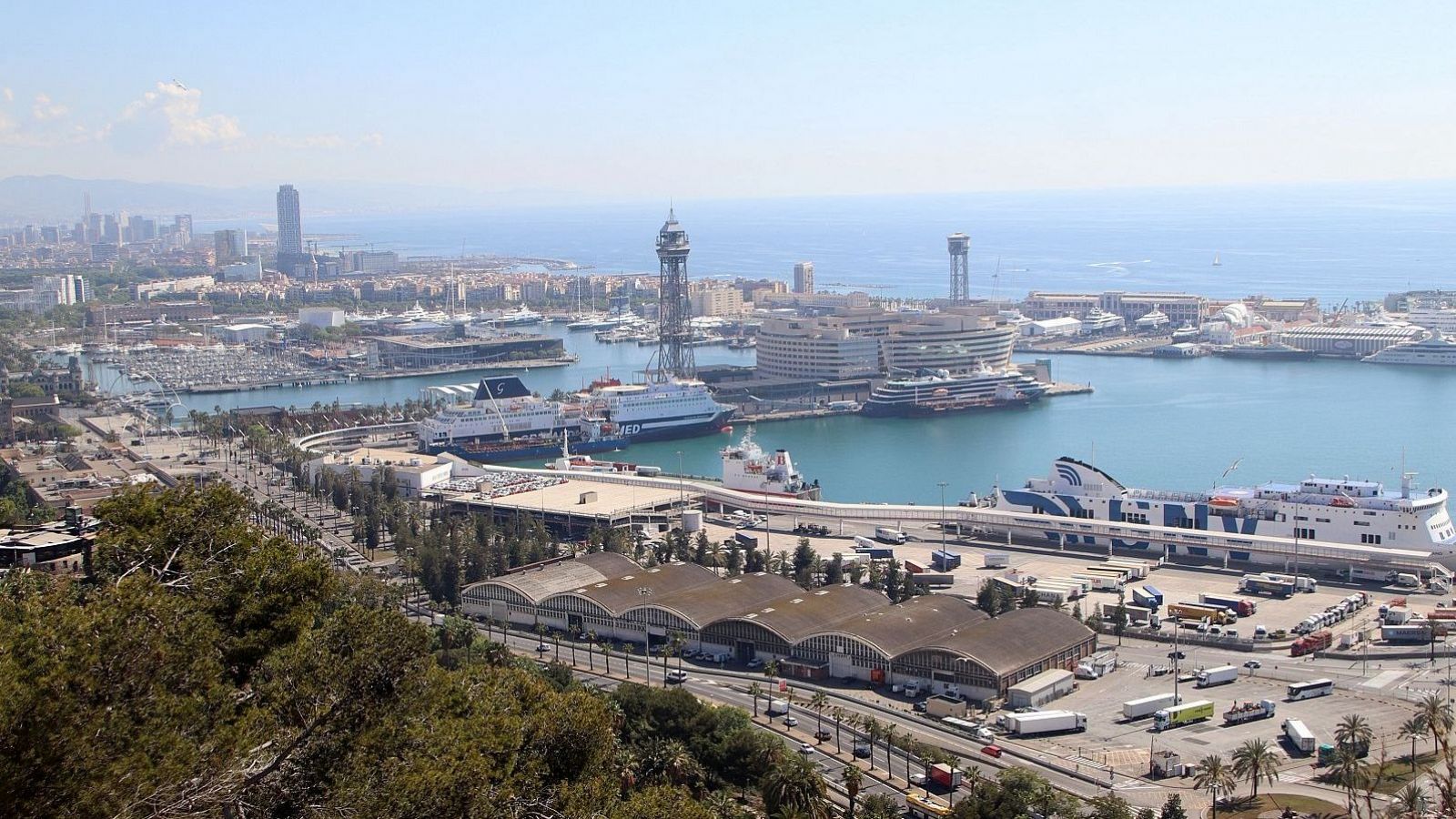 La dessalinitzadora flotant del port de Barcelona, en l'aire