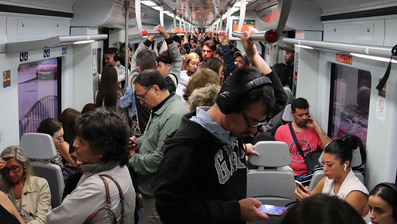 Retards de més de 20 minuts el tercer dia del tall ferroviari de Roda de Berà  | Judit Huerta