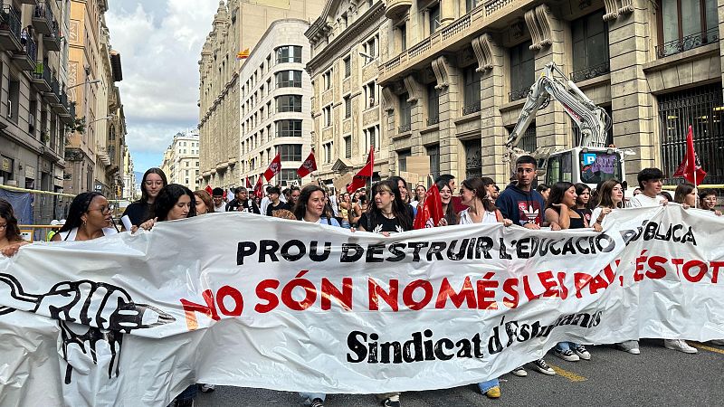 Uns 400 estudiants es manifesten a Barcelona per reclamar la publicació del nou model de les PAU | Lourdes Gata