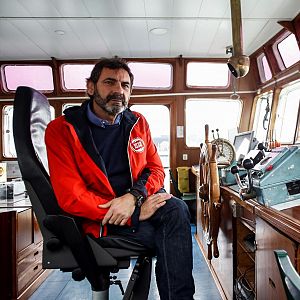 Las mañanas de RNE - Las Mañanas de RNE con Josep Cuní - Óscar Camps, fundador y director de Open Arms, afirma que el Gobierno italiano actual sigue una estrategia para intentar desgastar económicamente la labor que ejercen - Escuchar Ahora