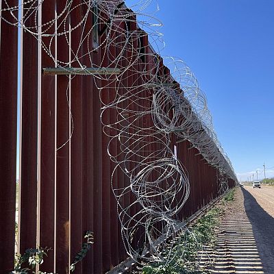 Más Cerca - Los migrantes provenientes de México que quieren cruzar a Estados Unidos por Arizona tienen que hacerlo por una zona desértica, en la que han muerto cerca de 5.000 personas desde el año 2000 - Escuchar Ahora