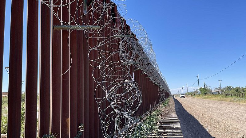 Más Cerca - Los migrantes provenientes de México que quieren cruzar a Estados Unidos por Arizona tienen que hacerlo por una zona desértica, en la que han muerto cerca de 5.000 personas desde el año 2000 - Escuchar Ahora