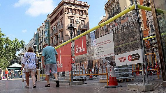 Davallada de visitants a la Rambla de Barcelona per les obres