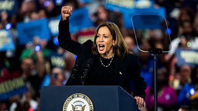 Ms Cerca - Segn las encuestas, el voto de las mujeres dara 15 puntos de ventaja a Kamala Harris sobre Donald Trump de cara a las elecciones estadounidenses del 5 de noviembre - Escuchar Ahora