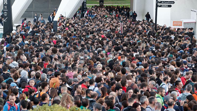 España a las 8 fin de semana - Miles de voluntarios, listos para ayudar a las personas afectadas por la DANA - Escuchar ahora