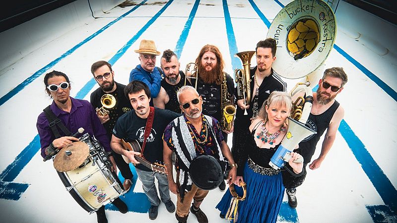 Mil mundos en Radio 5 - Lemon Bucket Orkestra - 04/11/24 - Escuchar ahora