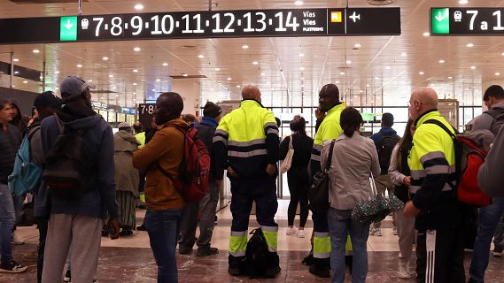 Incertesa entre els passatgers de l'estaci de Sants