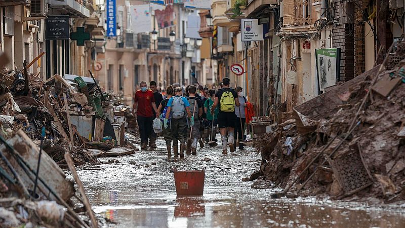 Las Mañanas de RNE - "Todos los locales de planta baja están destrozados, además de todas las instalaciones del centro comercial que están en planta baja, las escaleras mecánicas también..." - Escuchar Ahora