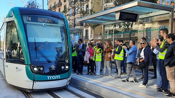 Els veïns celebren la inauguració del tramvia fins a Verdaguer