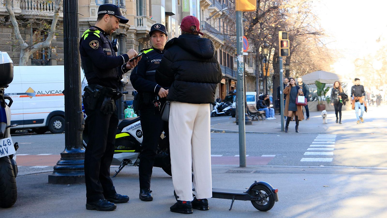 Barcelona prohibeix circular als patinets per les voreres