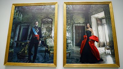 24 horas RNE - Los reyes retratados por Annie Leibovitz: "Felipe VI posa como Carlos V en los retratos de Tiziano" - Escuchar ahora