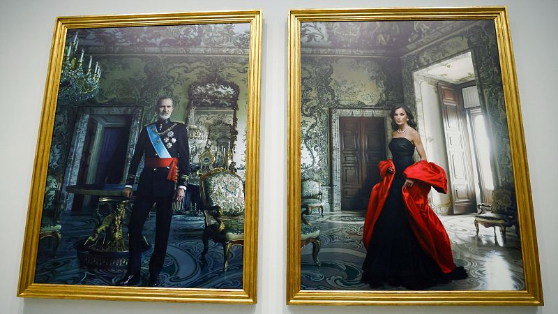 24 horas RNE - Los reyes retratados por Annie Leibovitz: "Felipe VI posa como Carlos V en los retratos de Tiziano" - Escuchar ahora