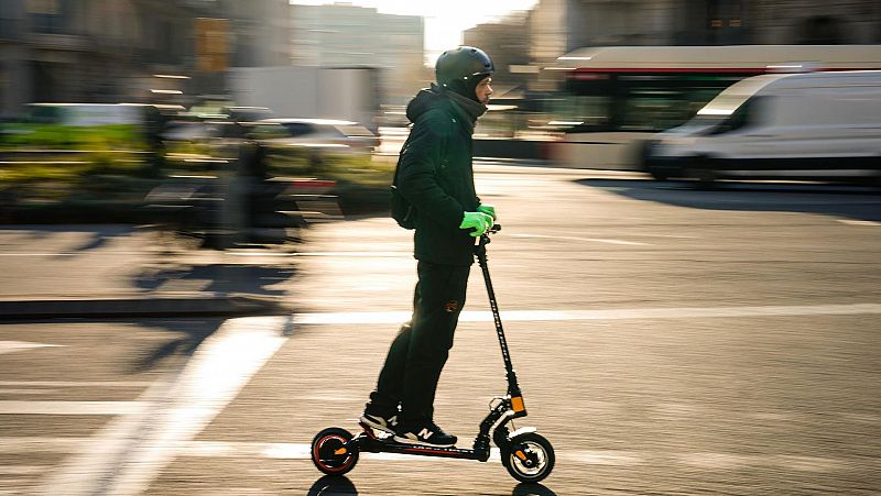 L'Ajuntament de Barcelona aprova la nova ordenança que prohibeix els patinets a les voreres | Maite Boada