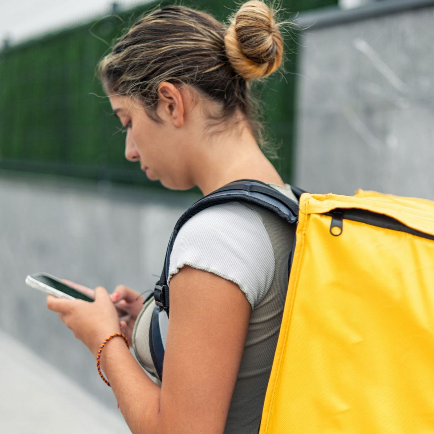 Más cerca - Glovo anuncia que impulsará un nuevo modelo laboral: contratará a sus repartidores en España - Escuchar ahora