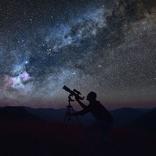 Si hay millones de estrellas, por qu la noche es oscura?