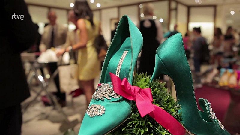 Nos acercamos a la figura de Manolo Blahnik, el zapatero español más universal, creador de los famosos 'manolos'.