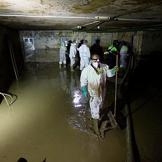 Un lquido espesante para limpiar el lodo de la DANA