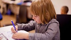 Cervell infantil, pantalles i escriure amb lletra lligada
