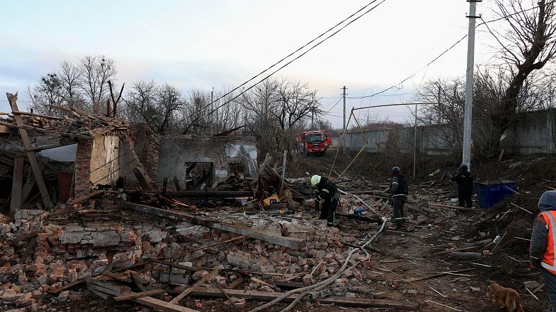 Cinco continentes - Ucrania, un duro invierno sin calefacción tras el ataque a las infraestructuras energéticas - Escuchar ahora