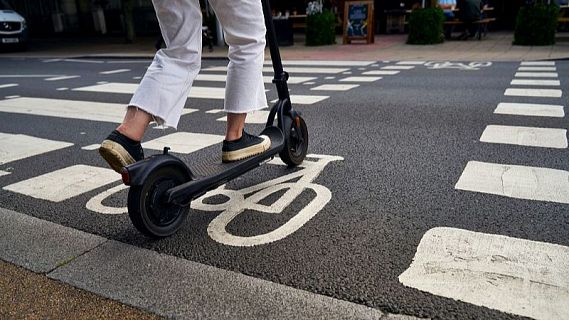 Campanya a Barcelona per a recordar el veto de les bicicletes i patinets a les voreres