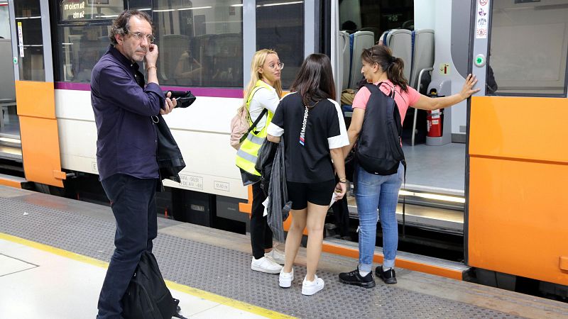 Queixes dels usuaris de Rodalies pels talls a l'R2 per les obres de millora a l'accés ferroviari de l'aeroport | Marga Esparza