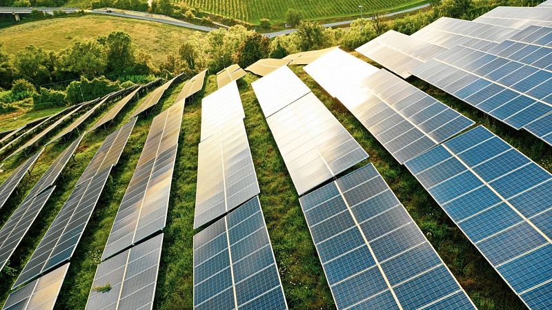 La energía solar crece más rápido en la UE que el carbón en 2024 con España como líder - Escuchar ahora