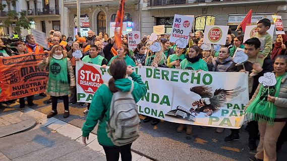 La PAH es manifesta davant la seu de JxCat a Barcelona rebuig a la suspensi dels desnonaments