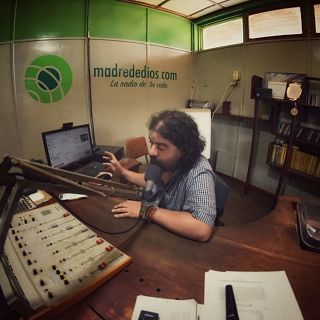 Un burgals en la radio de la Amazona de Per