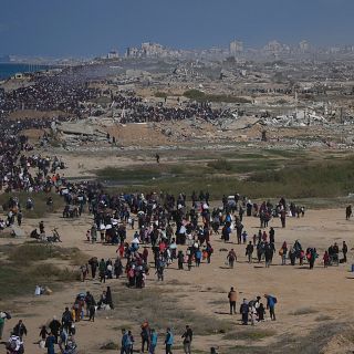 Decenas de miles de palestinos vuelven a lo que queda de sus casas en Gaza