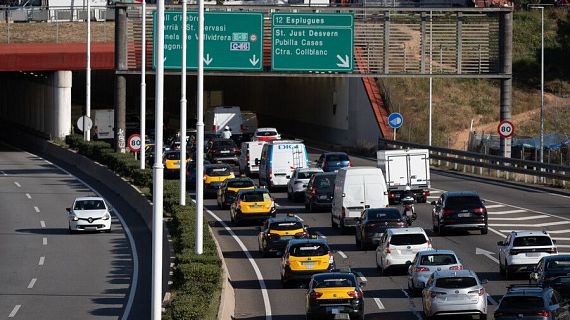 Marxa multitudinria de taxistes per les Rondes de Barcelona