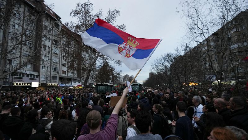 Cinco Continentes - Crece el malestar contra el gobierno en Serbia - Escuchar ahora