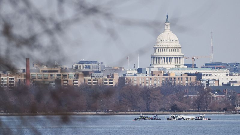 Cinco Continentes - Un accidente aéreo causa 67 muertos en Washington - Escuchar ahora