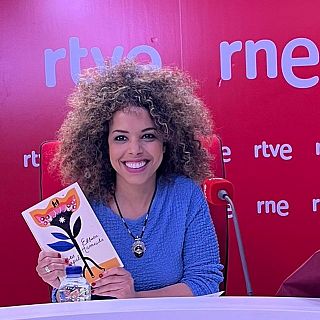 Ebbaba Hameida nos presenta su libro 'Flores de Papel'