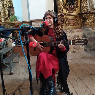 Elena Aranoa, cantante y compositora, interpreta en directo "Evocación" y "Serenidad"