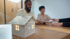 De Nit - El 99% de les immobiliàries accepta clàusules racistes, segons un estudi de Provivienda