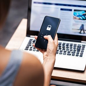 Economía de bolsillo - Economía de bolsillo - Cómo evitar estafas y mejorar tu seguridad online - 30/03/25 - escuchar ahora