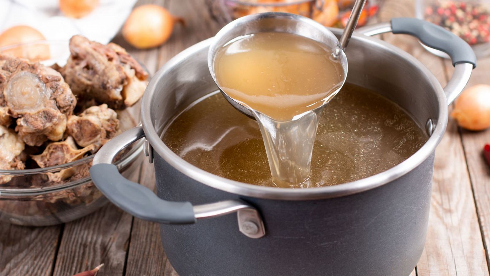 Podría ser peor - Cocina con María Lo: Caldo de huesos a fuego lento - Escuchar ahora