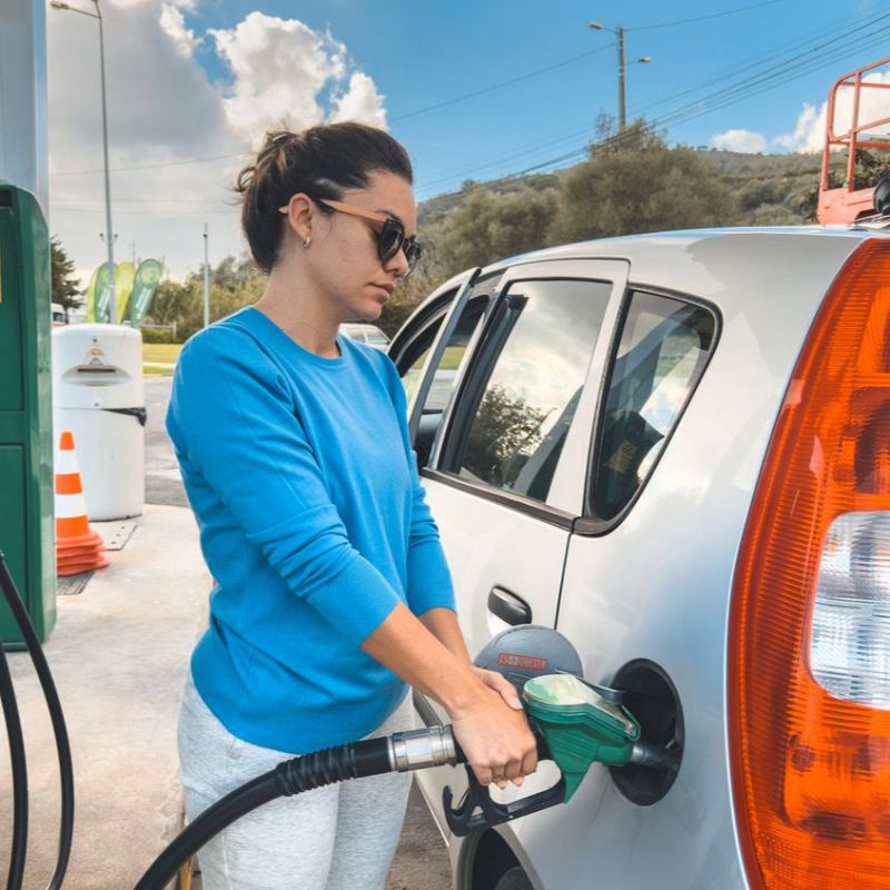 Fin de mes - El petróleo se abarata ¿y los combustibles? - Escuchar ahora