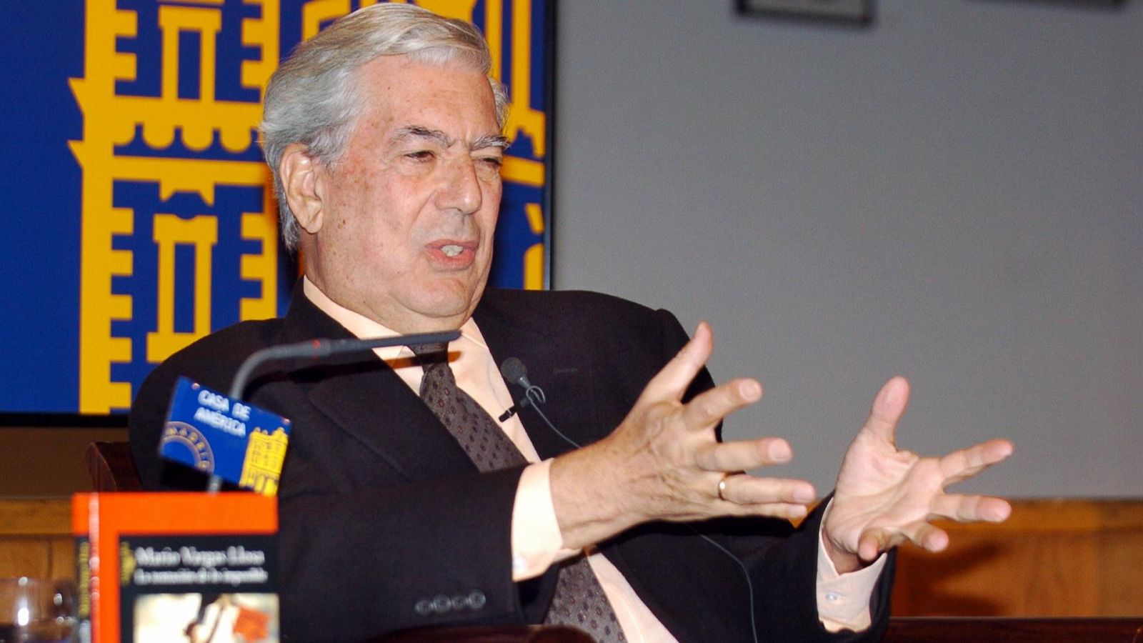 Vargas Llosa en RNE (2004): "Los buenos libros que he leído me han hecho un ser más vivo y sensible"
