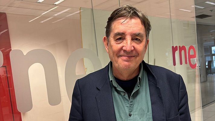 Luis García Montero: \"Para el diccionario elegimos las palabras que más caracterizan la obra de Vargas Llosa\" - Escuchar ahora