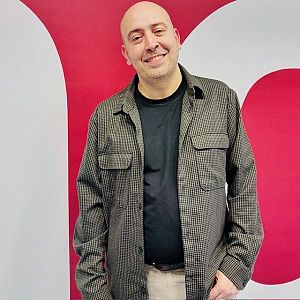 Entre dos luces - Entre dos luces - Alex Pierozzi, editorial Medio Tono: "Es una locura, sí, pero ya vamos por el tercer libro" - 23/04/25 - escuchar ahora