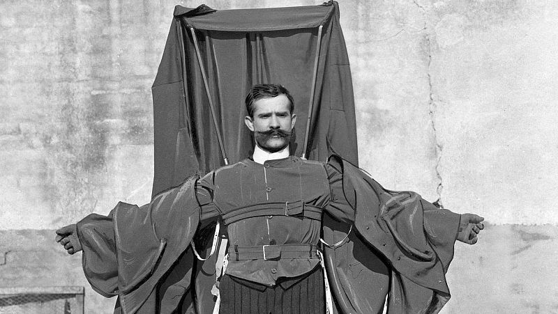 David Zurdo nos cuenta la historia de Franz Reichelt y su traje paracaídas - escuchar ahora