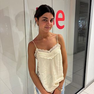 Mafalda Cardenal, una joven cantante que escribe las canciones que le gustaría escuchar,  publica hoy su primer disco