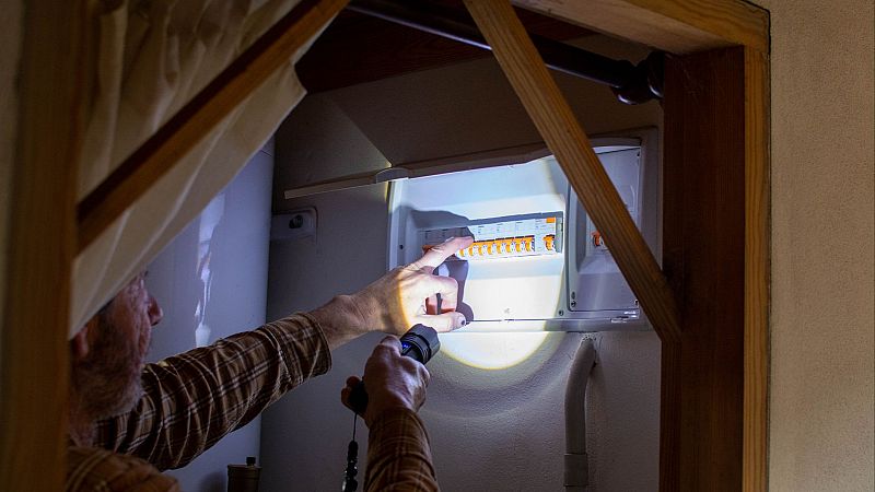Esto es lo que puedes reclamar al seguro por el apagón eléctrico masivo - Escuchar ahora