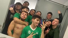 Plurals i Singulars - Un equip de futbol de nois trans