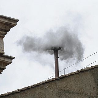 Cnclave: fumata negra?, fumata blanca? Ms bien, fumata gris