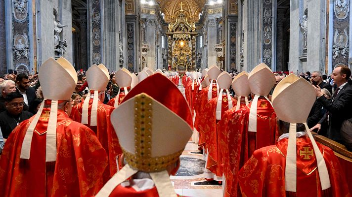 Los cardenales inician en la Capilla Sixtina el cónclave que elegirá al próximo papa - Especiales informativos RNE | Escuchar