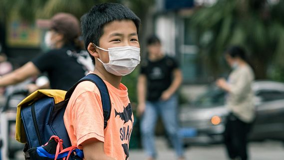 La contaminació ambiental en zones escolars afecta la salut mental dels menors